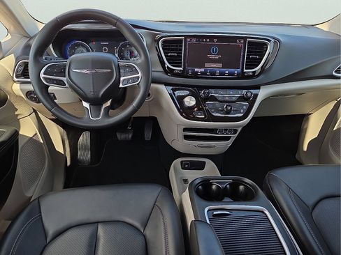 Used 2024 Chrysler Pacifica Touring-L FWD image 12