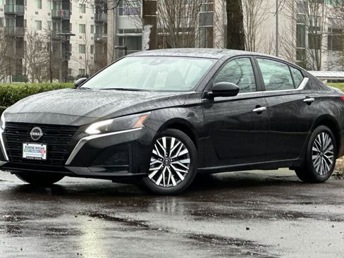 Used 2024 Nissan Altima 2.5 SV image 1