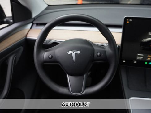 Used 2024 Tesla Model Y Long Range AWD/4WD image 3