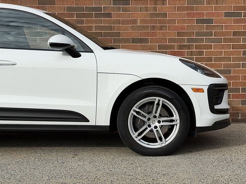 Certified 2024 Porsche Macan image 11