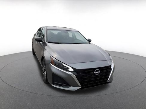Used 2025 Nissan Altima 2.5 SV FWD image 3