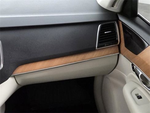 Used 2022 Volvo XC90 T6 Momentum w/ Advanced Package image 16