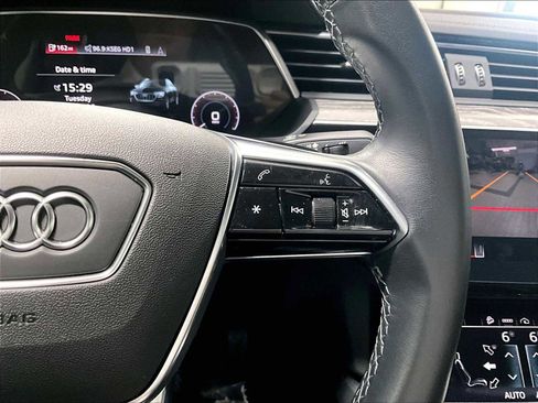 Used 2022 Audi e-tron Premium Plus image 23