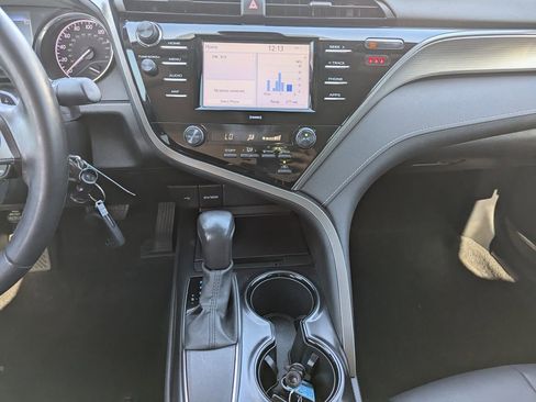 Used 2020 Toyota Camry SE image 11