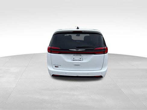 Used 2024 Chrysler Pacifica Touring-L image 5