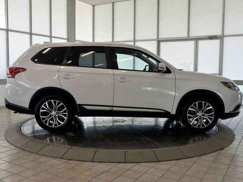 Used 2017 Mitsubishi Outlander SE AWD/4WD image 9