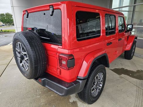 Used 2025 Jeep Wrangler Unlimited Sahara AWD/4WD image 5