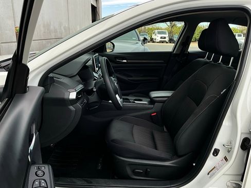 Used 2025 Nissan Altima 2.5 SV image 10