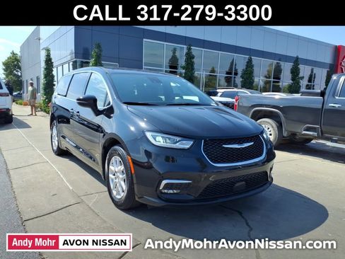 Used 2025 Chrysler Pacifica Select FWD image 2
