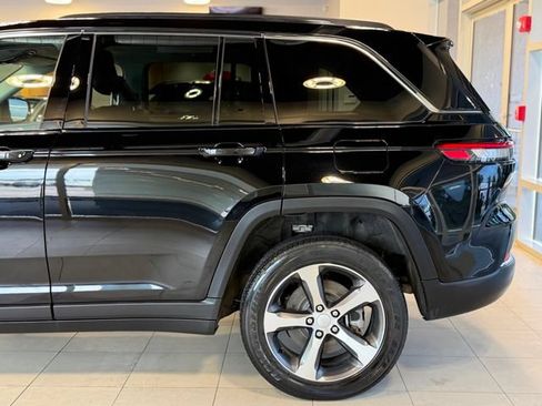 Used 2023 Jeep Grand Cherokee 4WD 4xe image 9