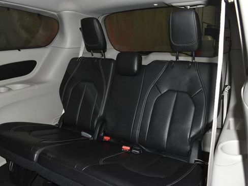 Used 2022 Chrysler Pacifica Touring-L image 39