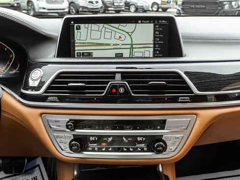 Used 2022 BMW 750i xDrive w/ Executive Package image 25