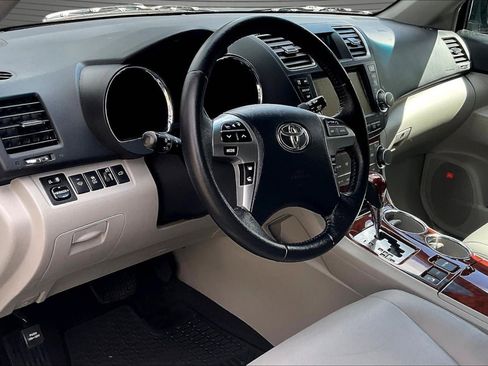 Used 2011 Toyota Highlander Limited w/ Tow Pkg AWD/4WD image 16