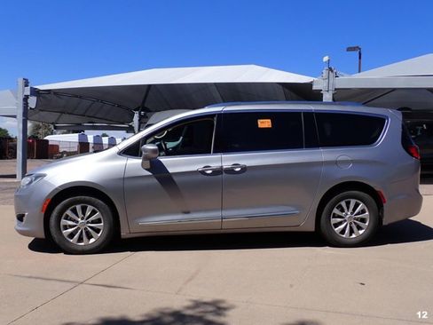 Used 2018 Chrysler Pacifica Touring-L FWD image 7