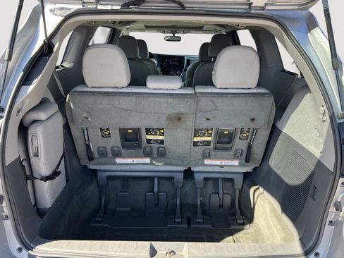 Used 2015 Toyota Sienna XLE image 21