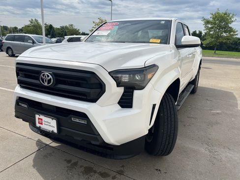 Certified 2025 Toyota Tacoma SR5 AWD/4WD image 3