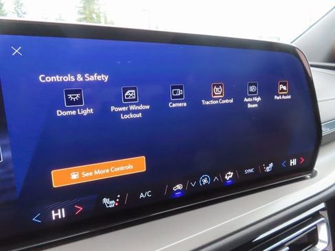 Used 2025 Chevrolet Traverse LT w/ Sun and Wheel Package image 21