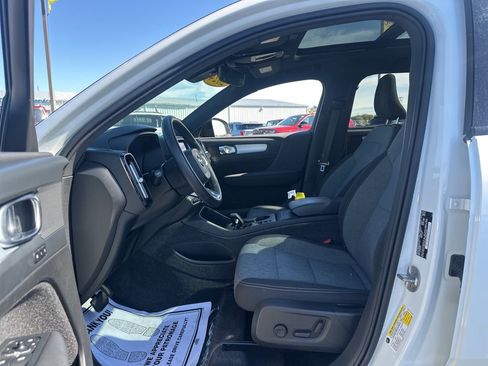 Used 2024 Volvo XC40 B5 Core image 9