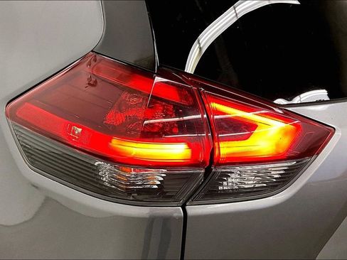 Used 2018 Nissan Rogue SL w/ Premium Package image 23