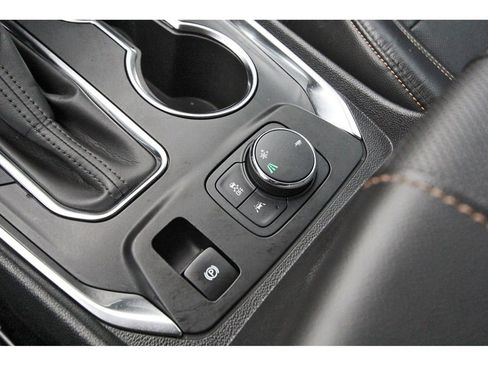 Used 2021 Chevrolet Traverse Premier w/ LPO, Blackout Package FWD image 31