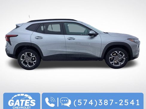 Used 2025 Chevrolet Trax LT w/ LT Convenience Package image 9