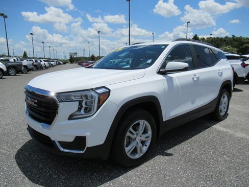 Used 2024 GMC Terrain SLE w/ Driver Convenience Package AWD/4WD image 3