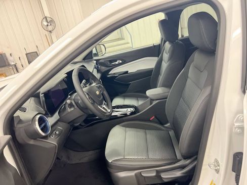 Used 2025 Chevrolet Trax LT w/ LT Convenience Package FWD image 18