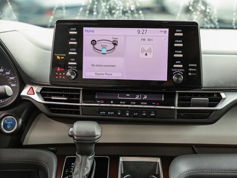 Certified 2024 Toyota Sienna LE image 3