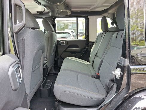 Used 2025 Jeep Wrangler Unlimited Sahara image 8