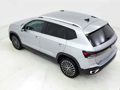 Used 2025 Volkswagen Taos SE FWD image 15
