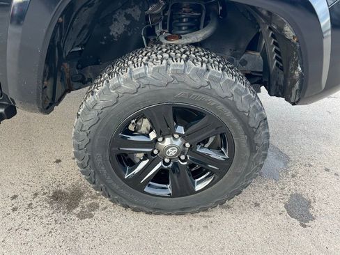 Used 2018 Toyota Tacoma Limited image 11