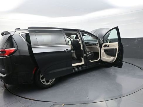 Used 2024 Chrysler Pacifica Limited image 43