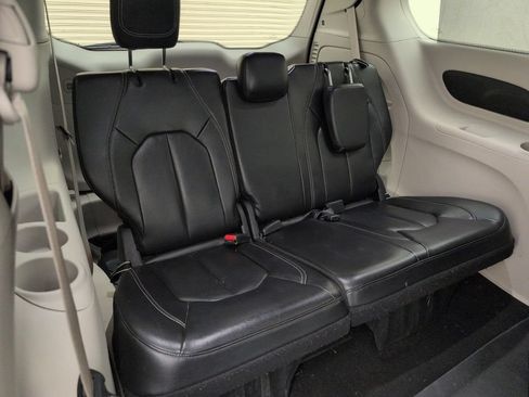 Used 2022 Chrysler Pacifica Touring-L FWD image 17
