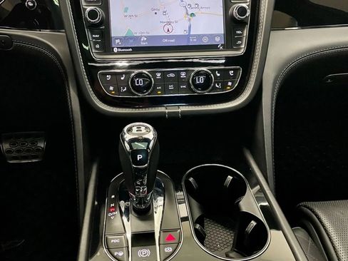 Used 2017 Bentley Bentayga image 24