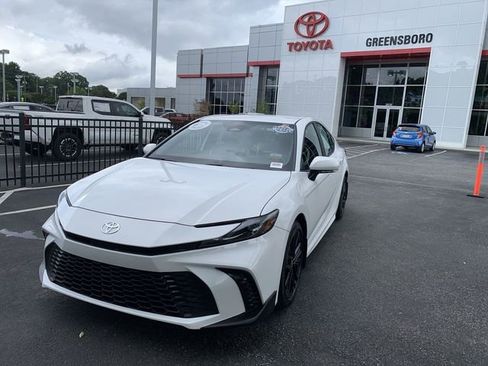 Certified 2025 Toyota Camry SE FWD image 1