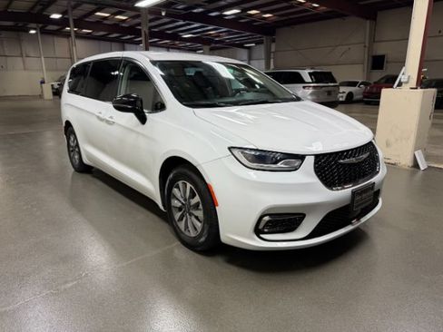 Used 2024 Chrysler Pacifica Limited FWD image 6