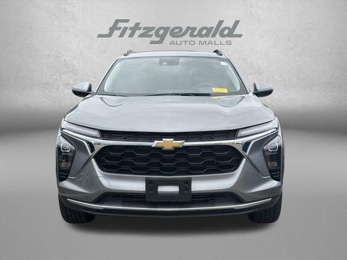 Used 2025 Chevrolet Trax LT image 2