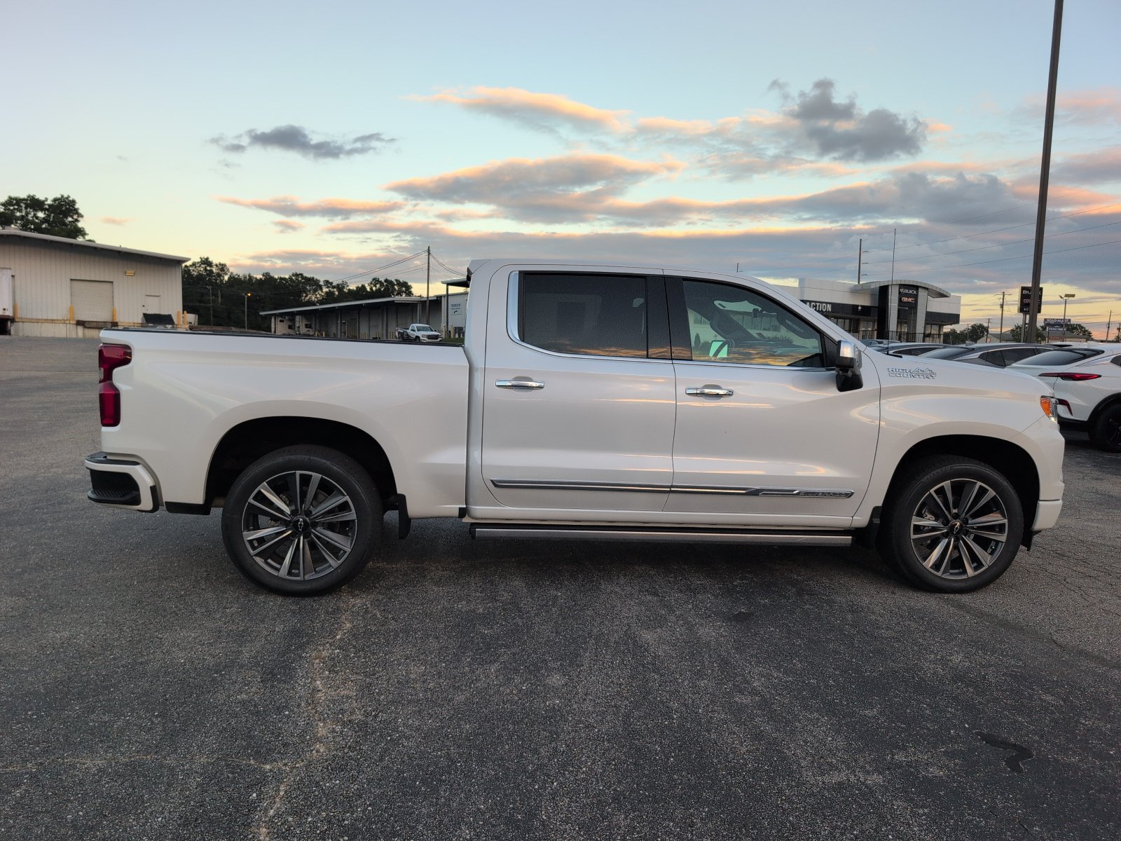 Used 2025 Chevrolet Silverado 1500 High Country AWD/4WD image 4