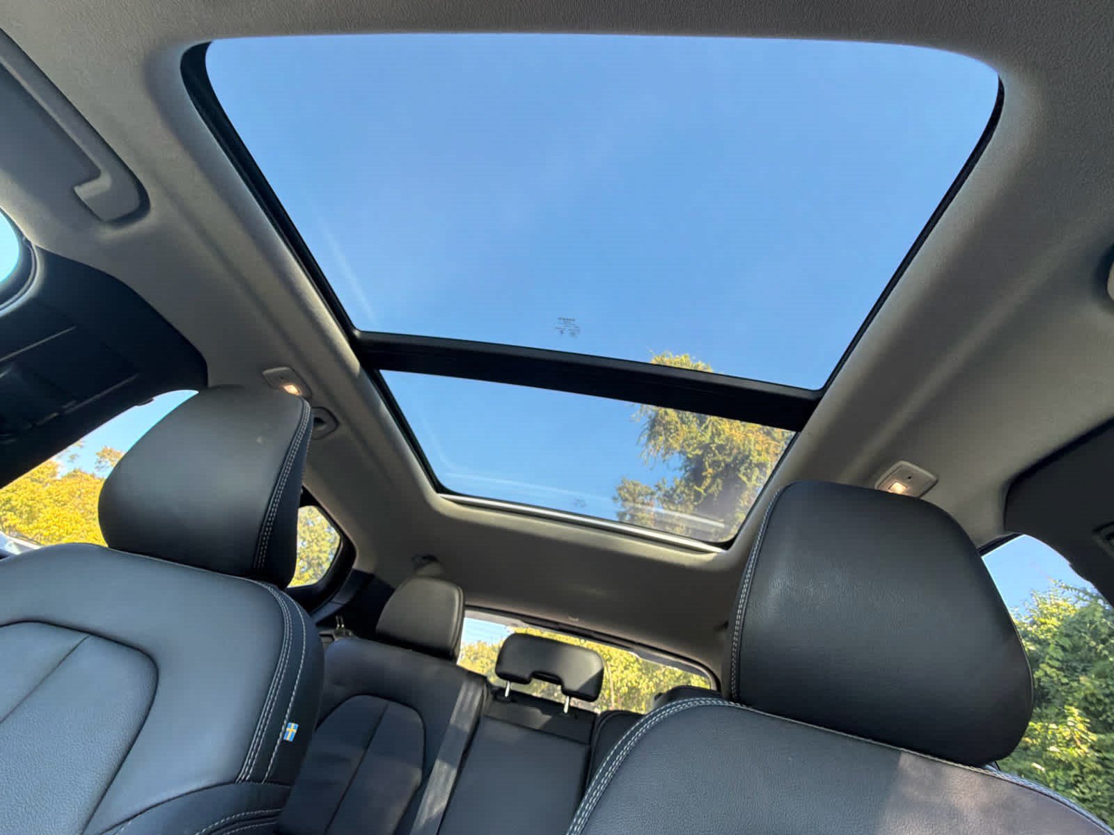 Used 2023 Volvo XC40 B4 Plus w/ Protection Package Premier FWD image 24