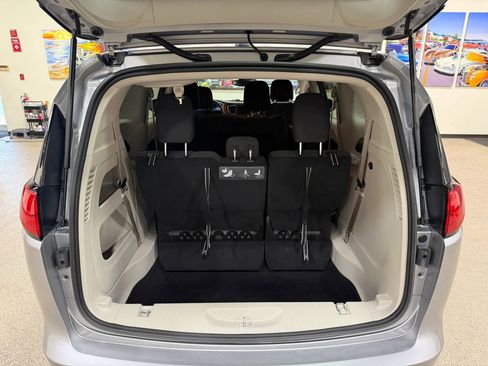 Used 2021 Chrysler Voyager L FWD image 22