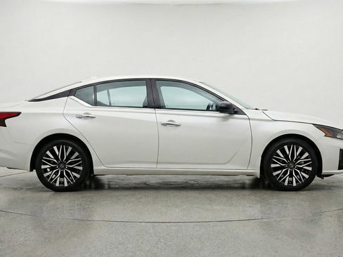 Used 2025 Nissan Altima 2.5 SV image 11