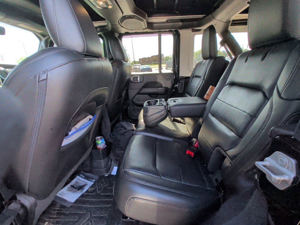 Used 2023 Jeep Wrangler Unlimited Sahara AWD/4WD image 5