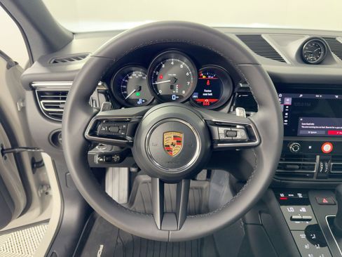 Certified 2026 Porsche Macan AWD/4WD image 18