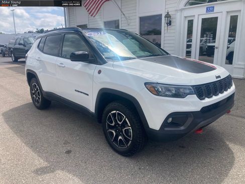 Used 2025 Jeep Compass Trailhawk AWD/4WD image 3