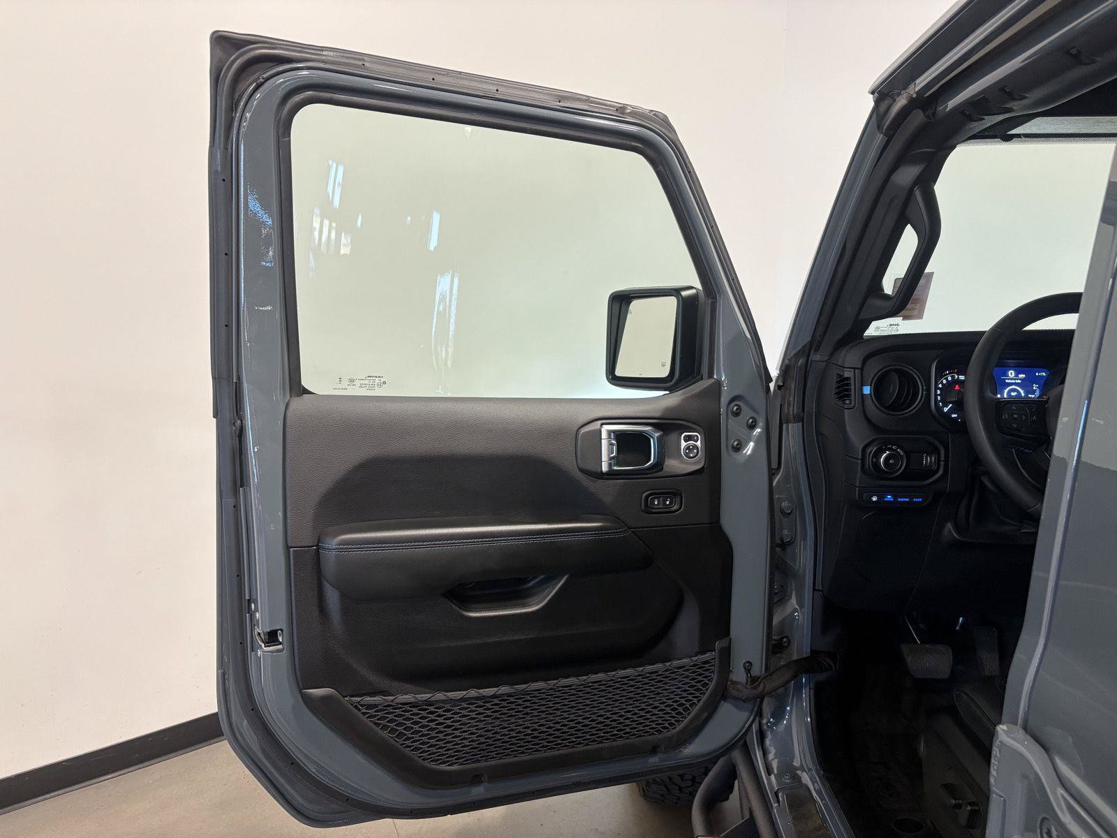 Used 2024 Jeep Wrangler Unlimited Rubicon 4xe AWD/4WD image 16