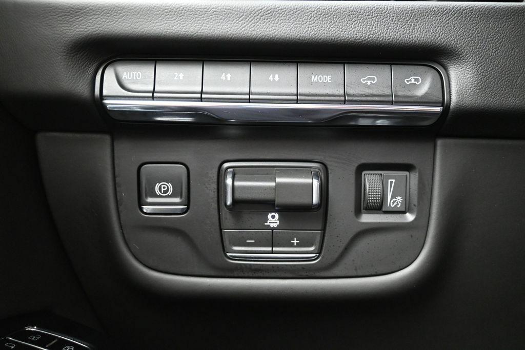 Used 2026 Cadillac Escalade Platinum Sport w/ LPO, ONYX Package AWD/4WD image 19