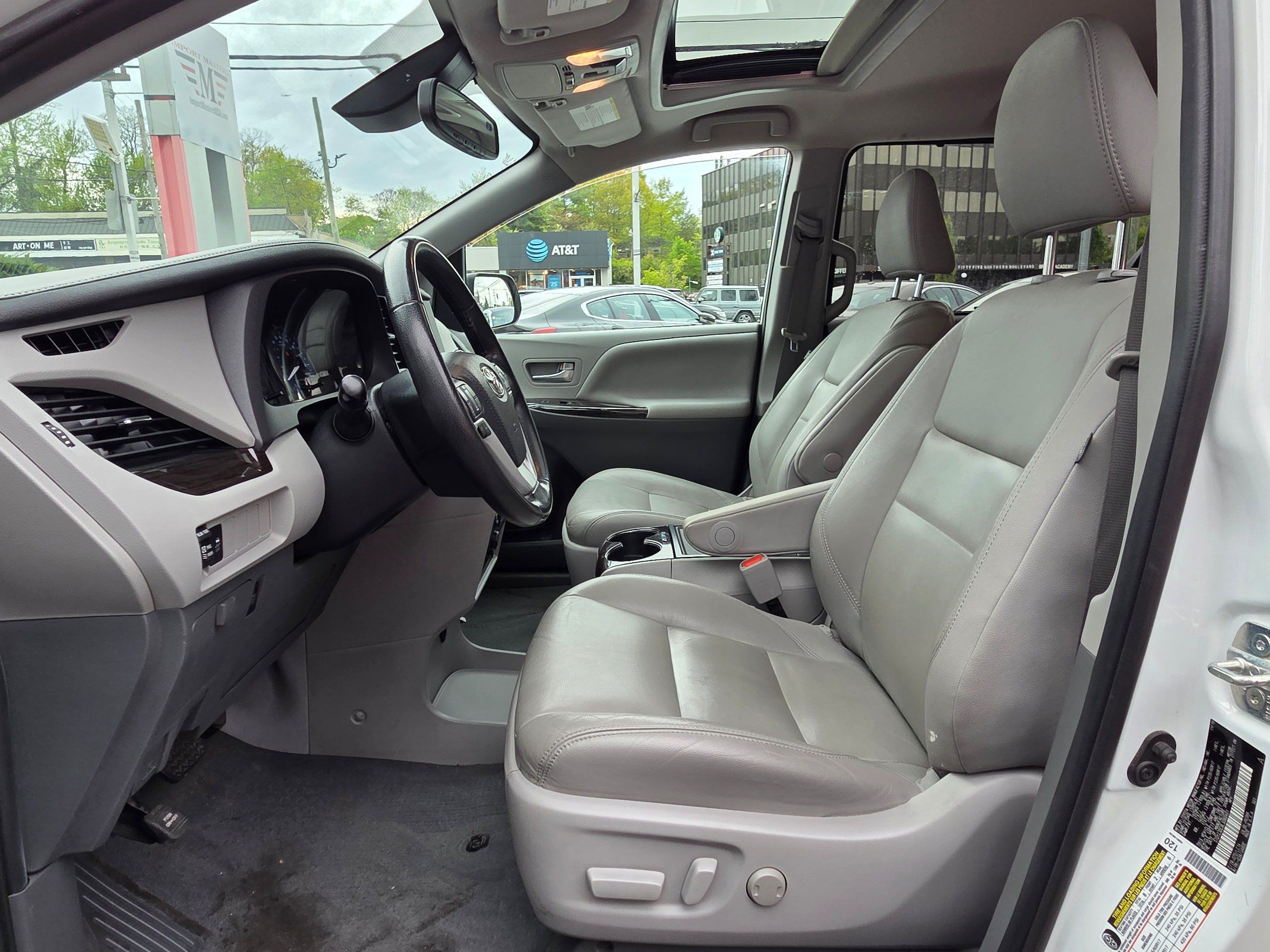 Used 2020 Toyota Sienna XLE FWD image 12