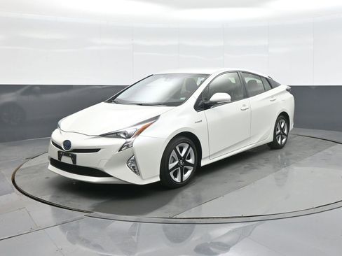 Used 2016 Toyota Prius Three Touring image 3