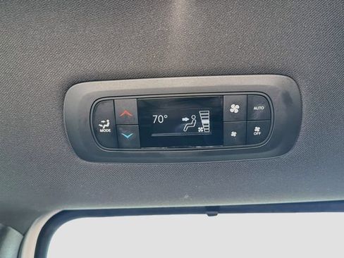 Used 2025 Chrysler Pacifica Select FWD image 26