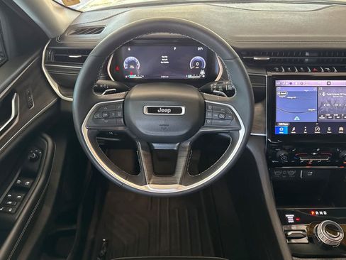 Used 2024 Jeep Grand Cherokee L Limited w/ Black Appearance Package AWD/4WD image 15